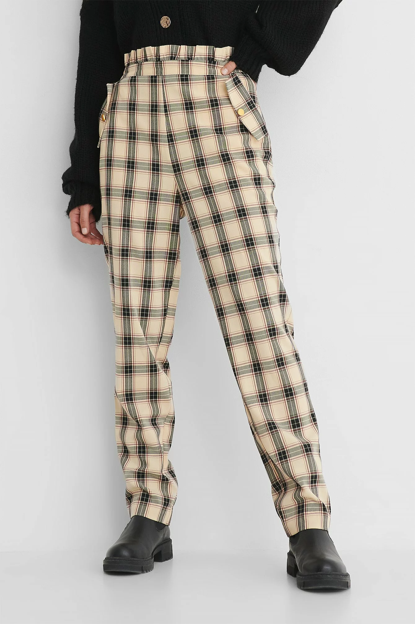 Lisa-Marie Schiffner X NA-KD Checked Frill Detail Pants - Image 3