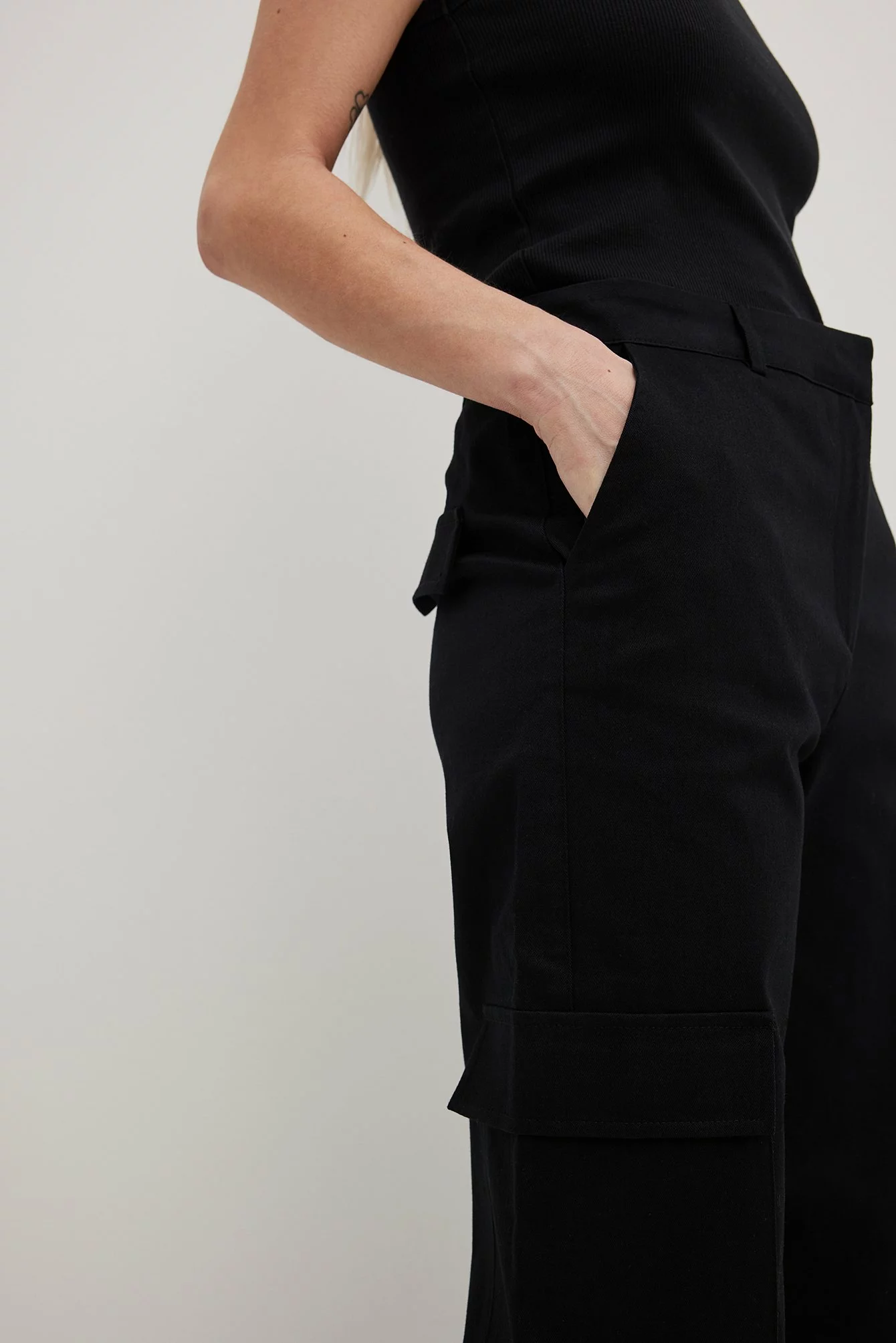 NA-KD Trend Mid Waist Cargo Pocket Pants - Image 3