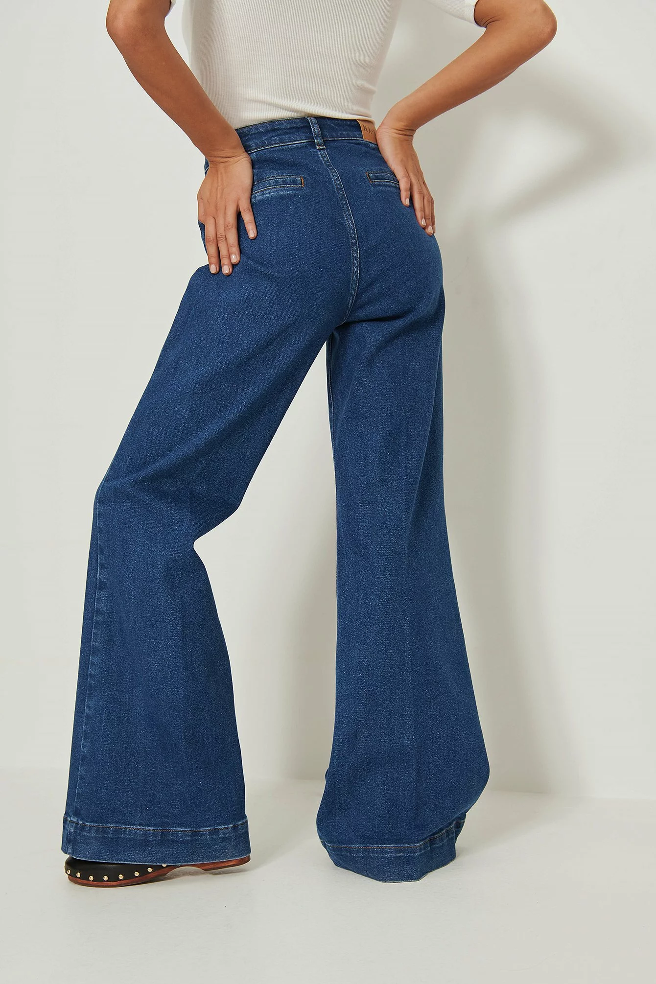 NA-KD Trend 70´s Front Pocket Wide Leg Jeans - Image 4
