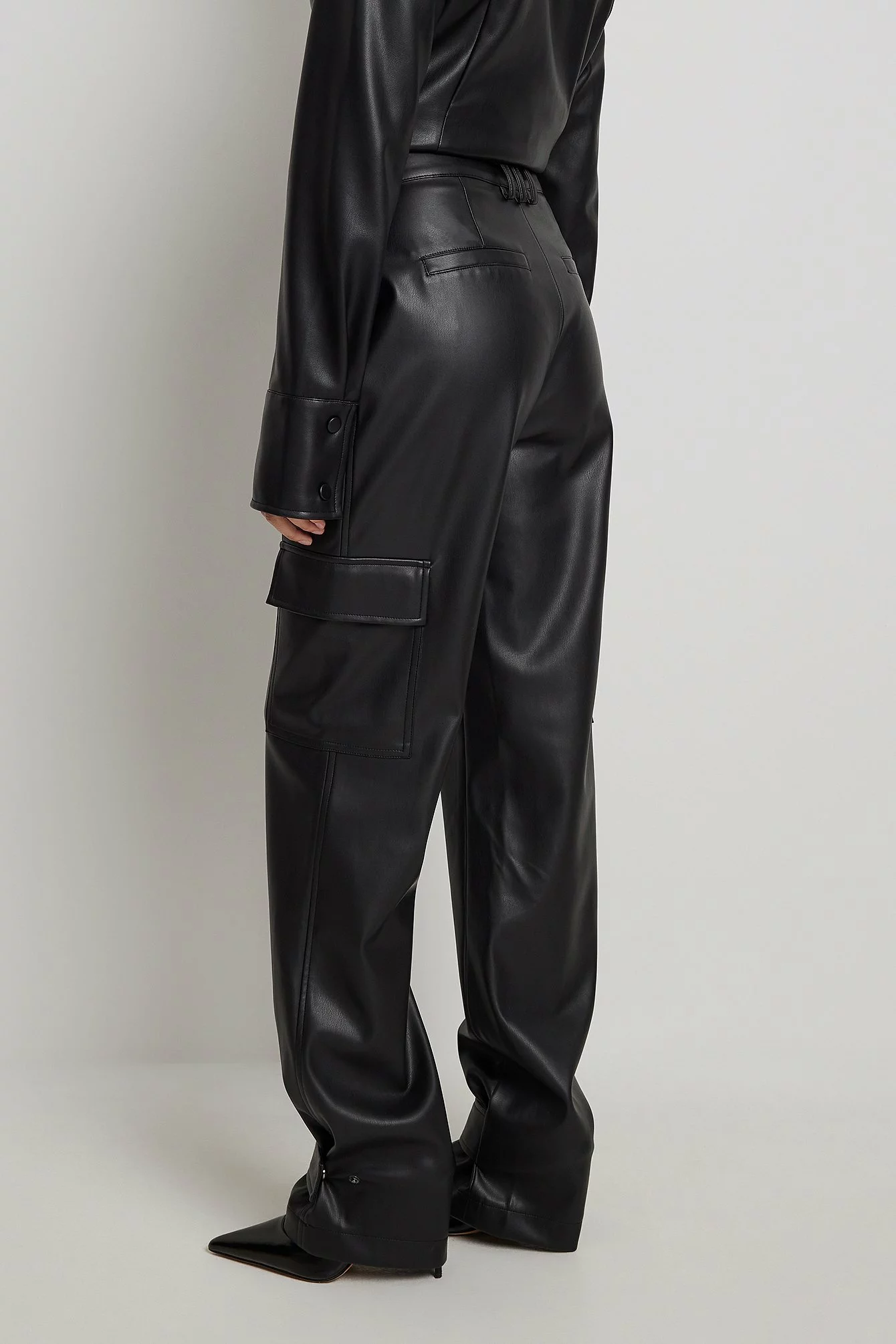 NA-KD Trend Button Detailed Cargo Pants - Image 3