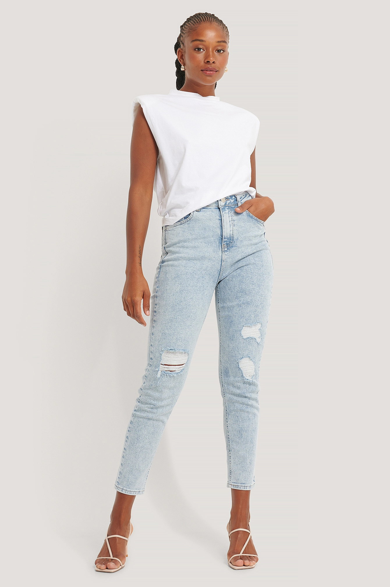 NA-KD Destroyed Slim High Waist Jeans - Image 2