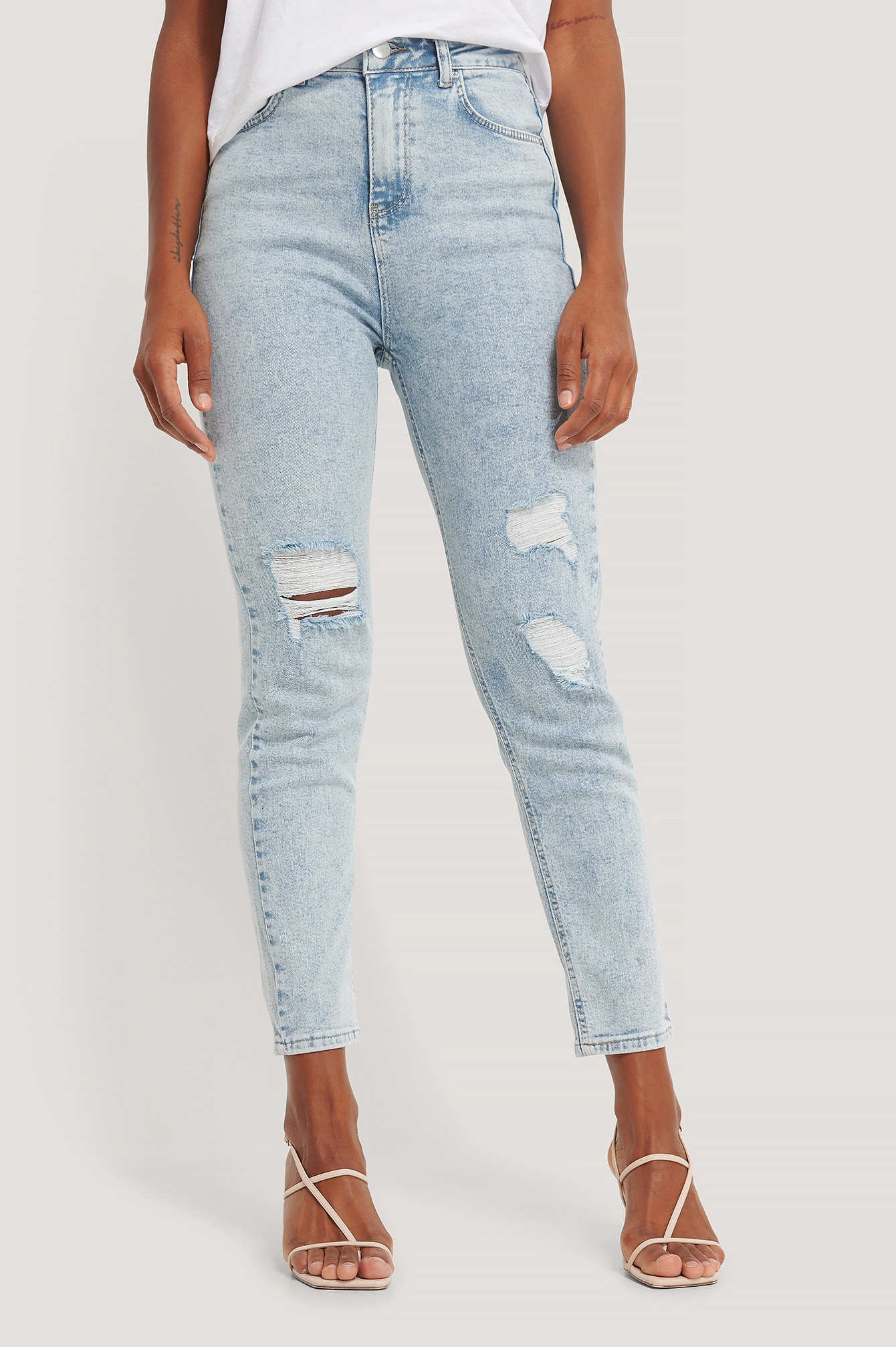 NA-KD Destroyed Slim High Waist Jeans - Image 3