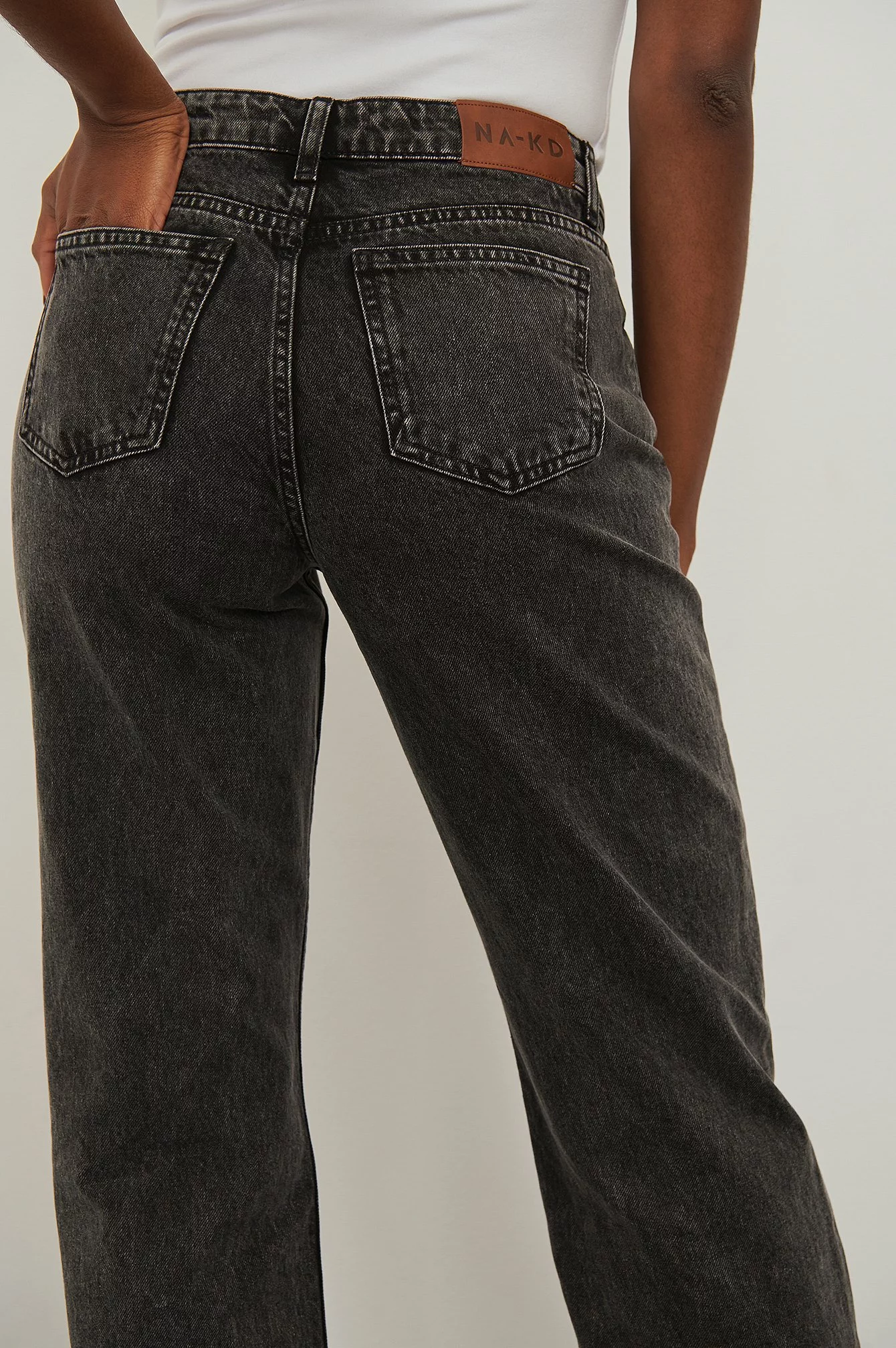NA-KD Trend Low Waist Slim Leg Denim - Image 4