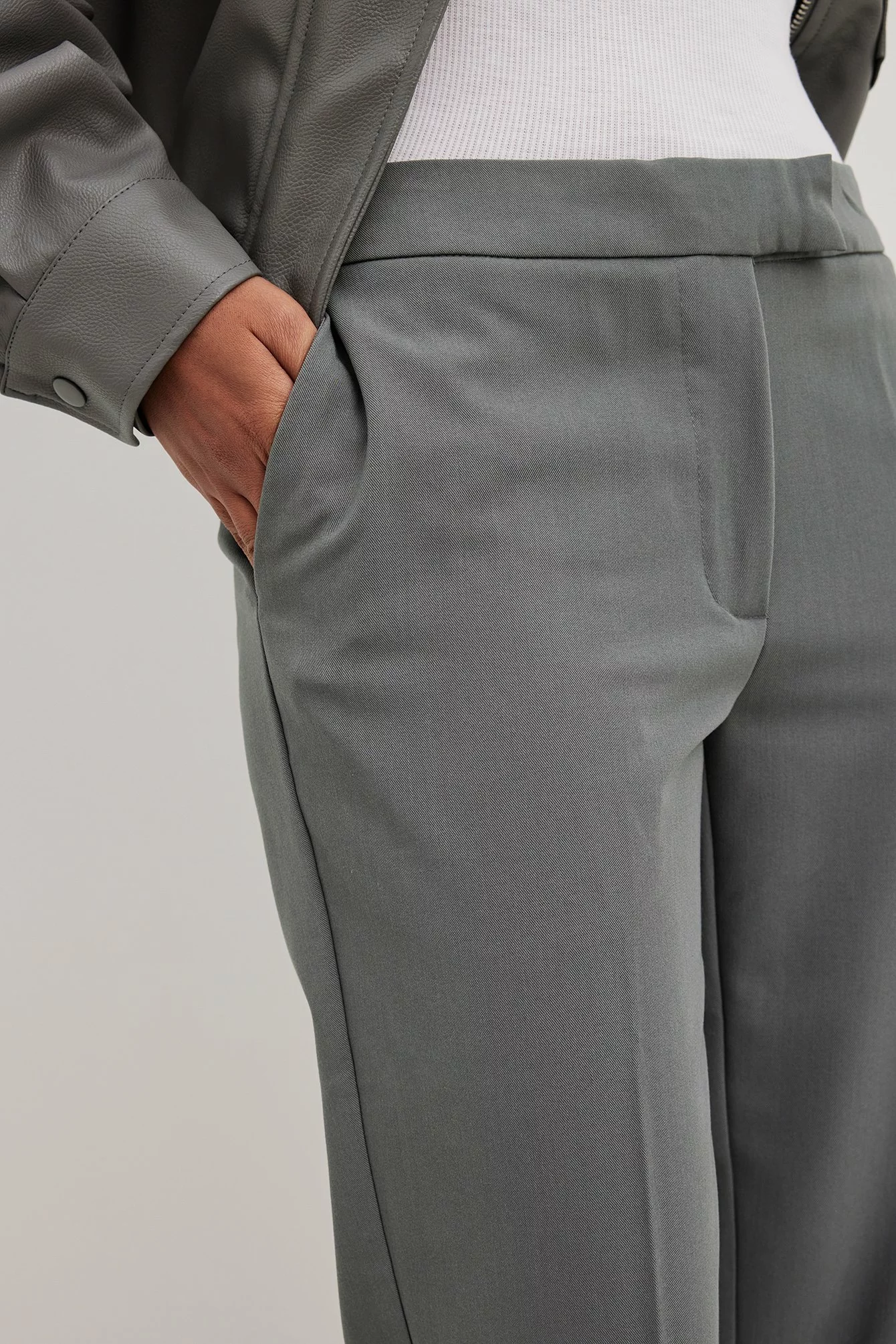NA-KD Trend Low Waist Suit Pants - Image 8