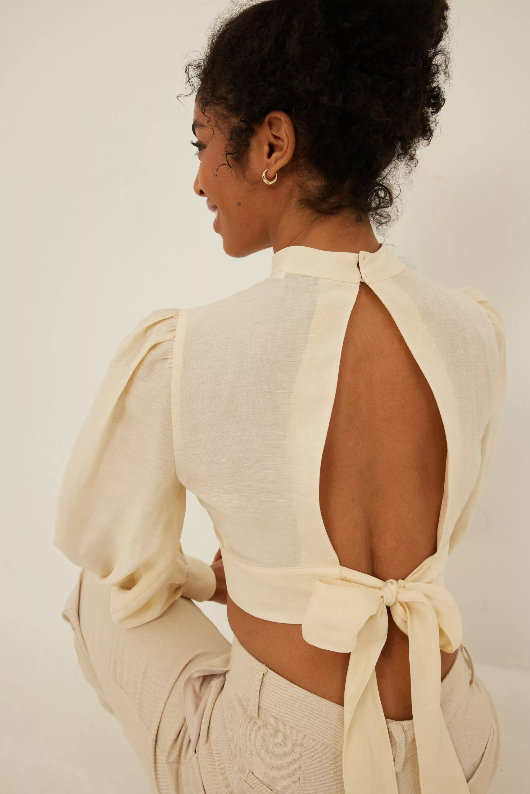 NA-KD Open Back Linen Blend Blouse - Image 4