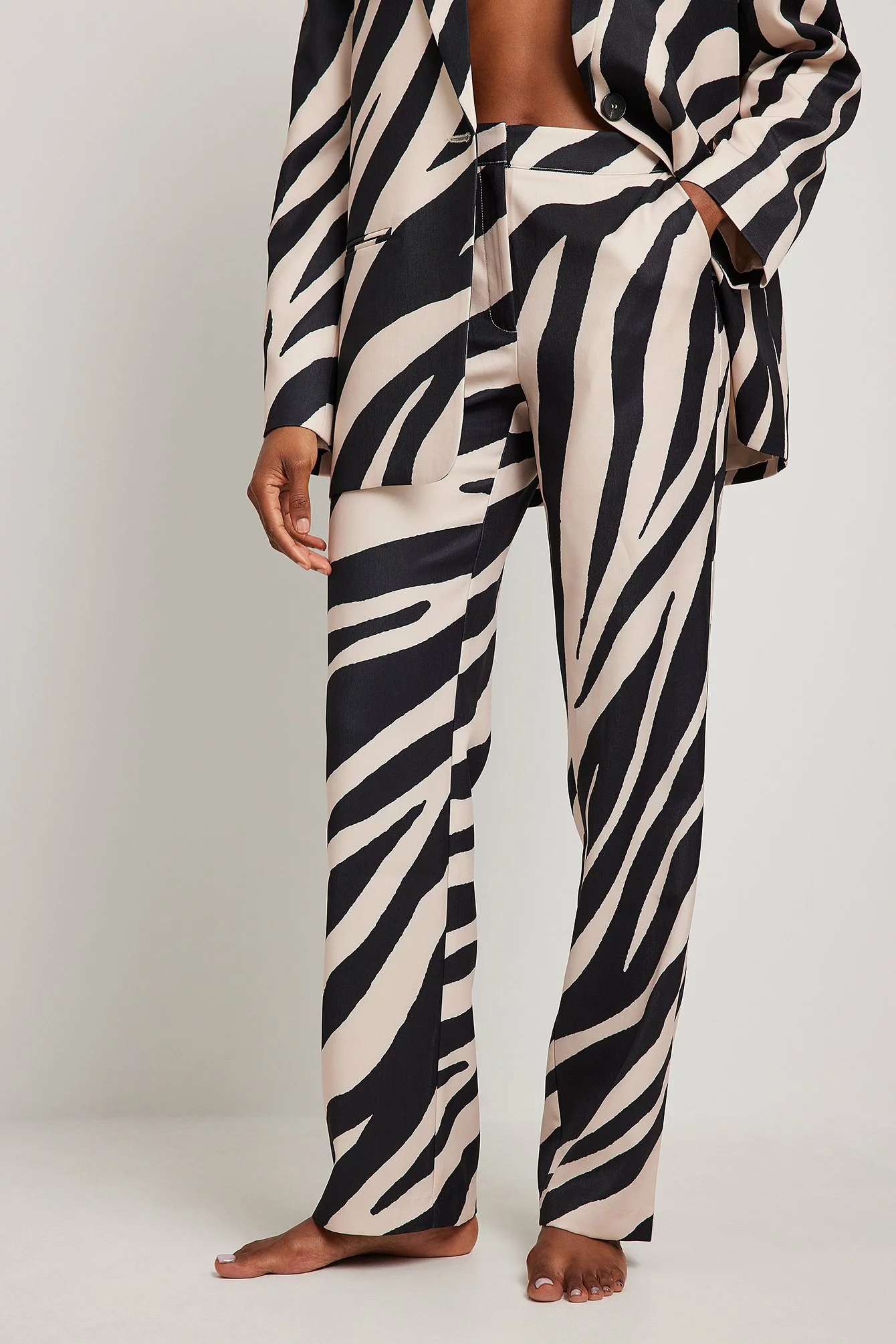NA-KD Trend Recycled Printed Mid Rise Wide Suit Pants - Image 3