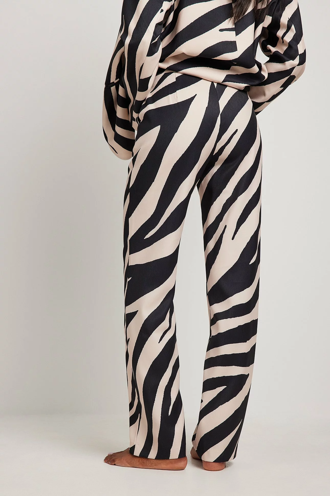 NA-KD Trend Recycled Printed Mid Rise Wide Suit Pants - Image 4