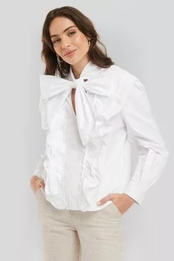 NA-KD Trend Pussy Bow Frill Blouse