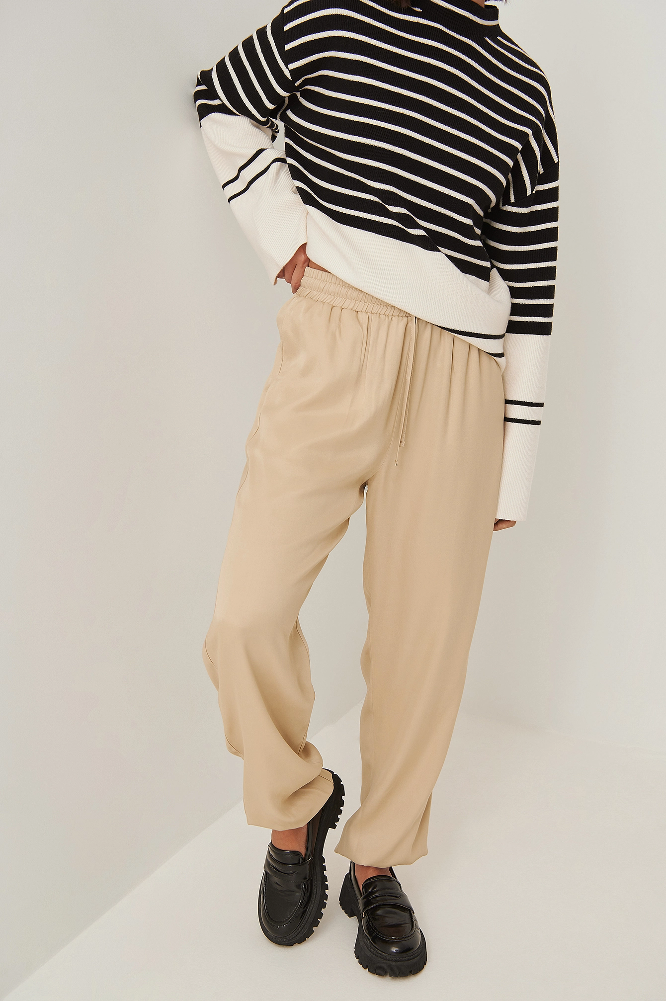 NA-KD Party Satin Sweatpants - Image 4