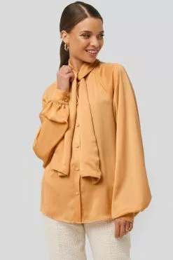 NA-KD Classic Scarf Blouse