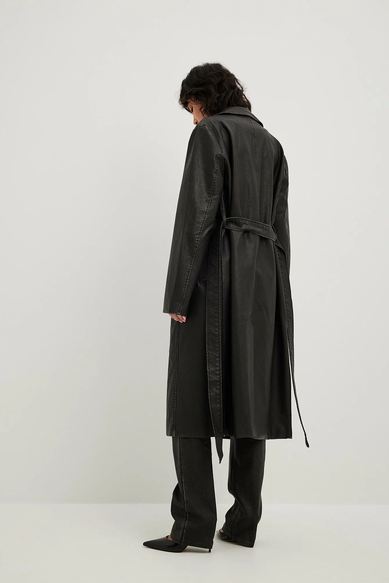 NA-KD Trend Vintage Look Pu Trenchcoat - Image 4