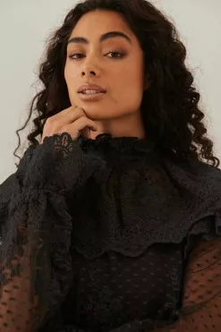 NA-KD Trend Shirred Lace Blouse