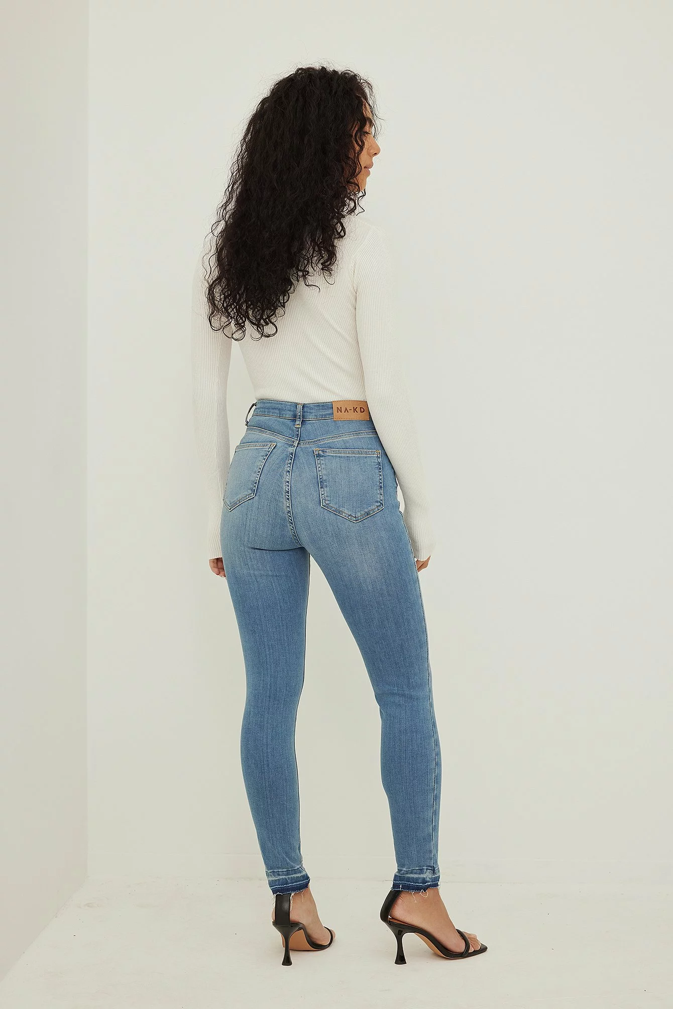 NA-KD Skinny High Waist Open Hem Jeans - Image 2