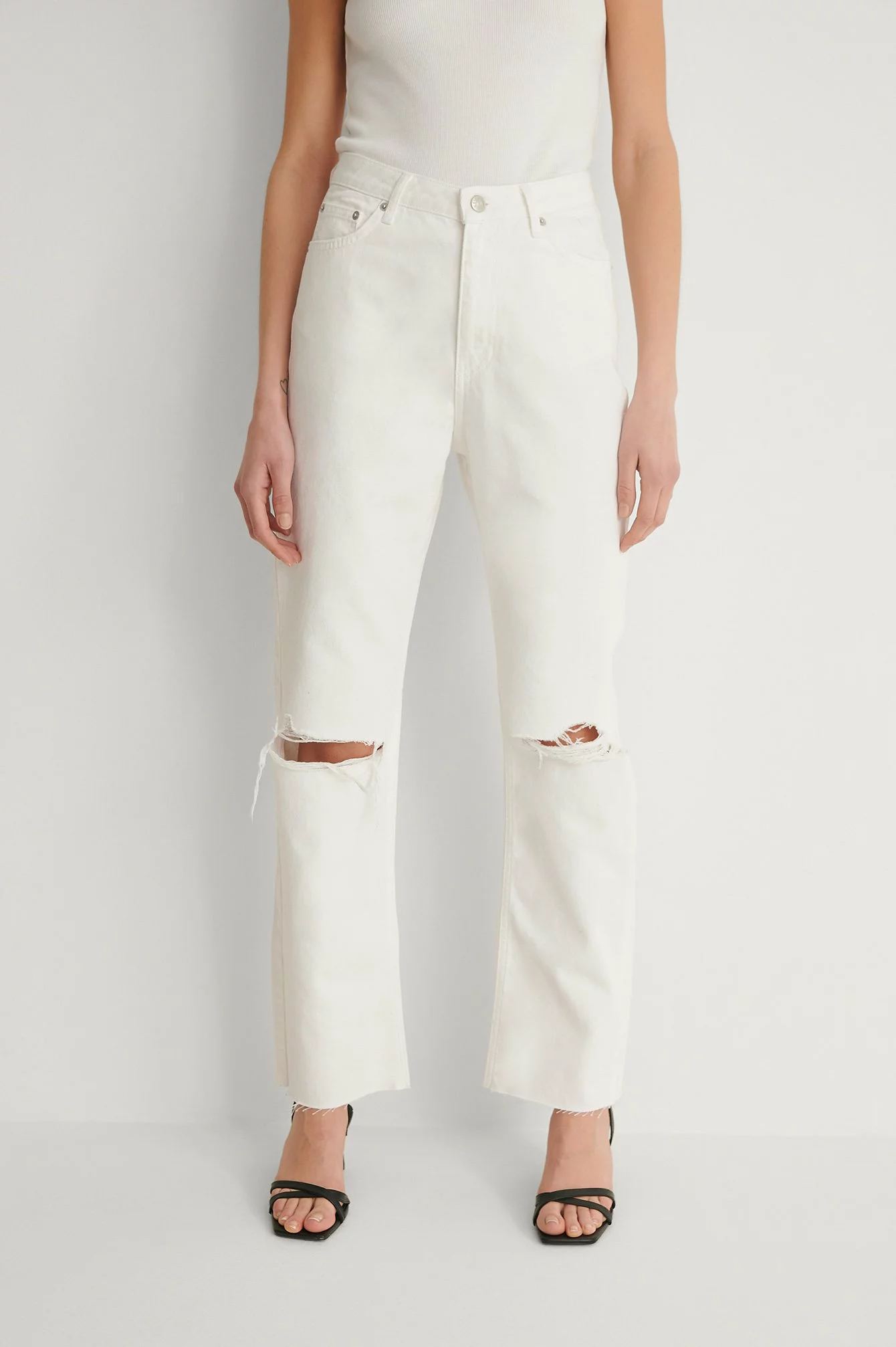NA-KD Straight High Waist Raw Hem Destroyed Jeans - Image 3