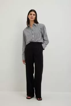 NA-KD Classic Tailored Pleated Mid Waist Pants