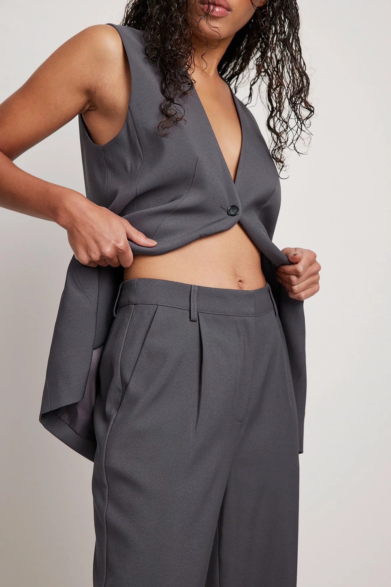 NA-KD Classic Wide Pleated Suit Pants - Image 4