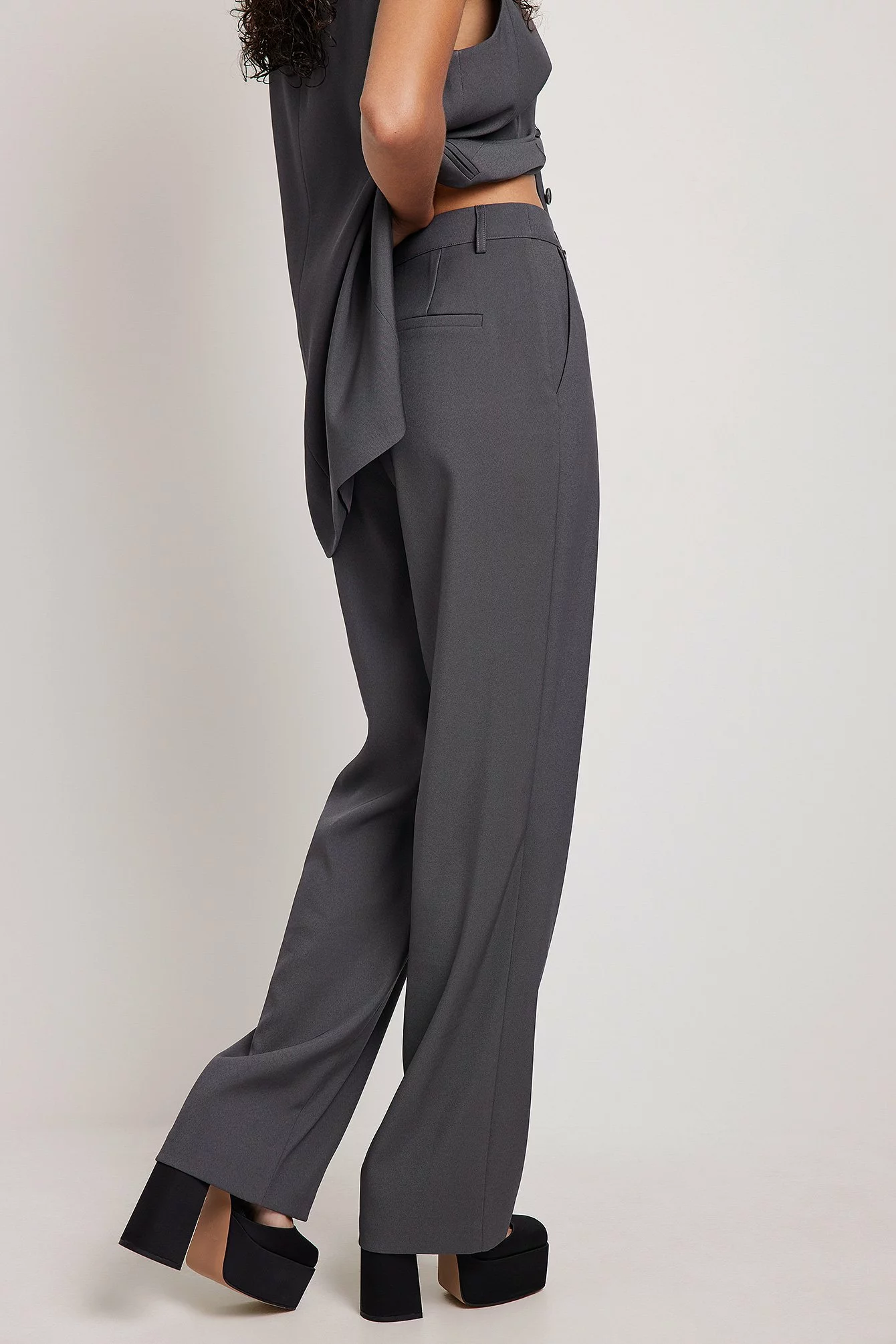 NA-KD Classic Wide Pleated Suit Pants - Image 5