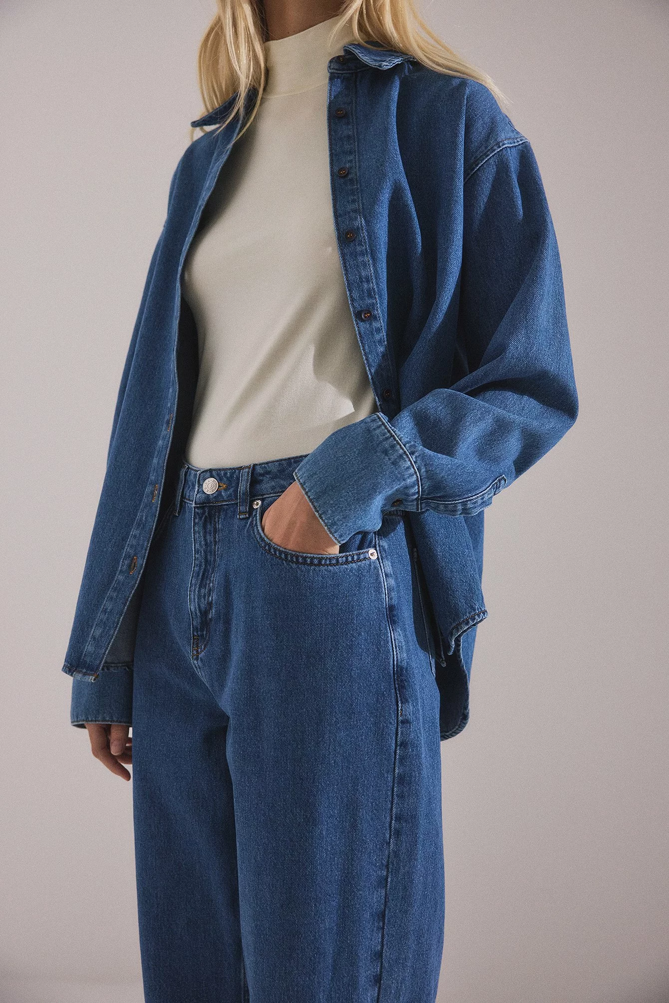 Alessa Winter X NA-KD Oversized Denim Shirt - Image 4