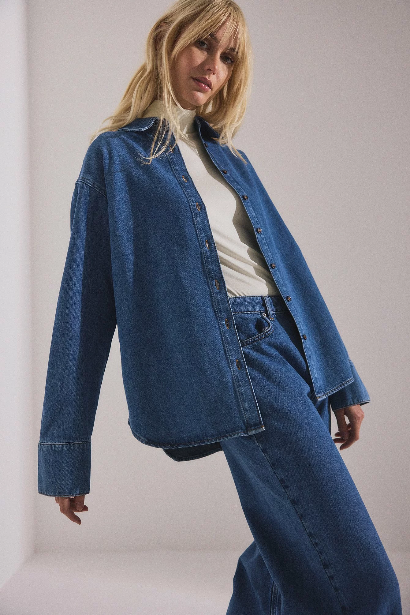 Alessa Winter X NA-KD Oversized Denim Shirt - Image 3