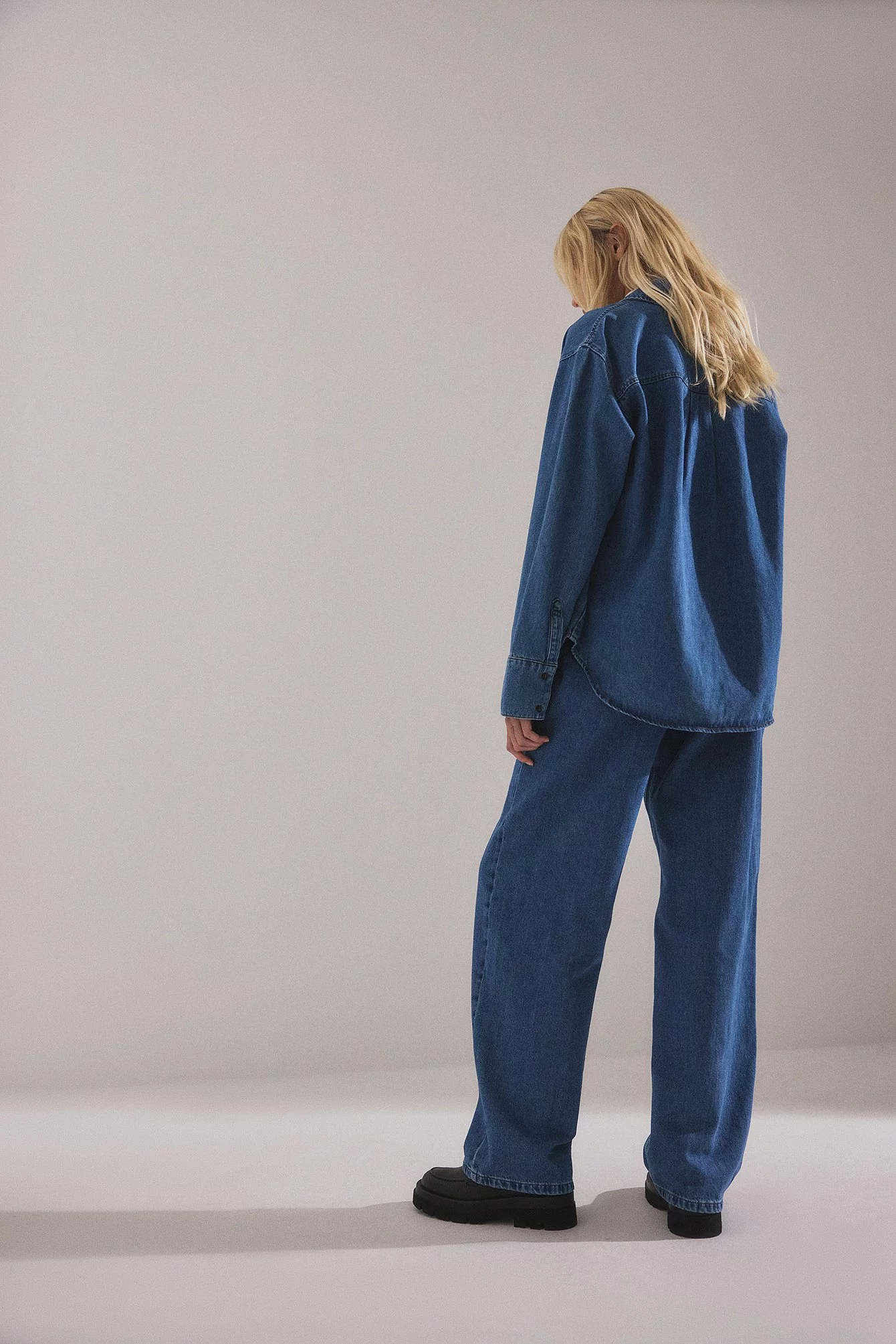 Alessa Winter X NA-KD Oversized Denim Shirt - Image 2