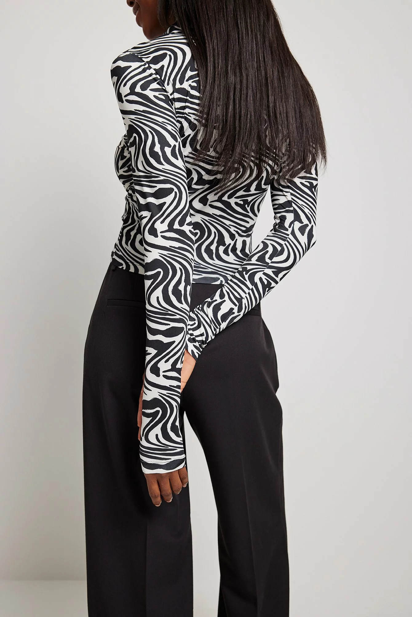 NA-KD Rouched Slinky Button Top - Image 6
