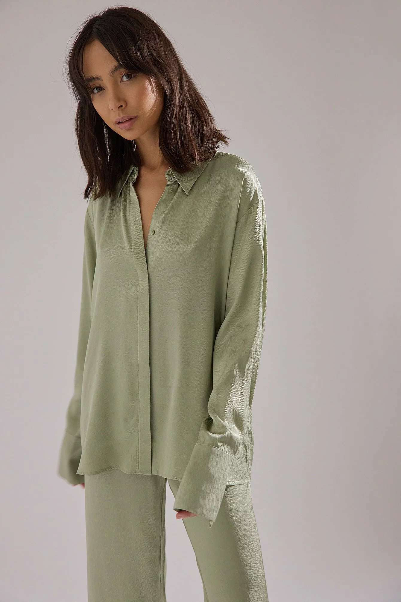 Stephsa X NA-KD Structured Satin Shirt - Image 4