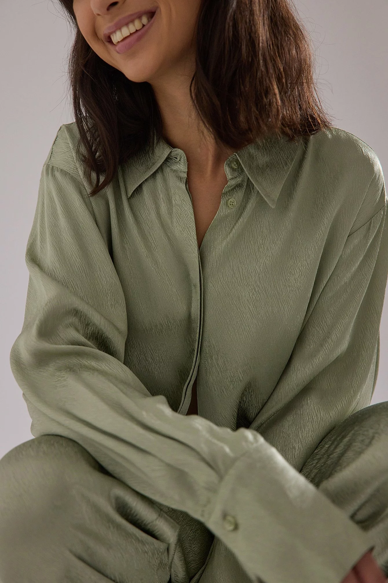 Stephsa X NA-KD Structured Satin Shirt - Image 5